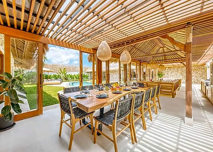 Huge 16 Bedrooms, 2 Combined, 2 Pools ホテル