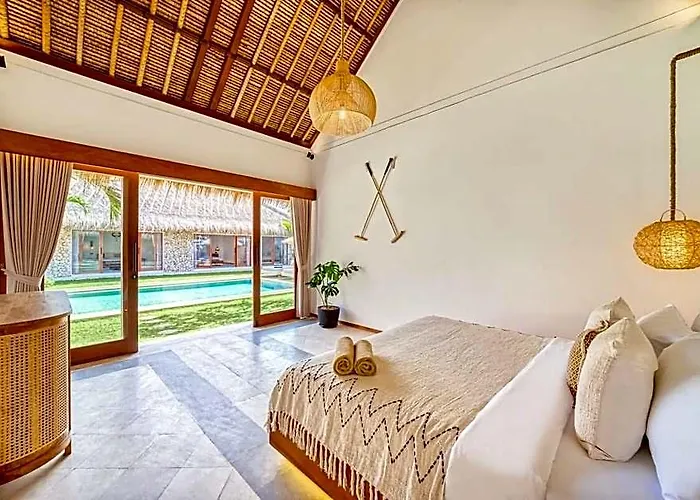 Huge 16 Bedrooms, 2 Combined, 2 Pools 3* バリ島