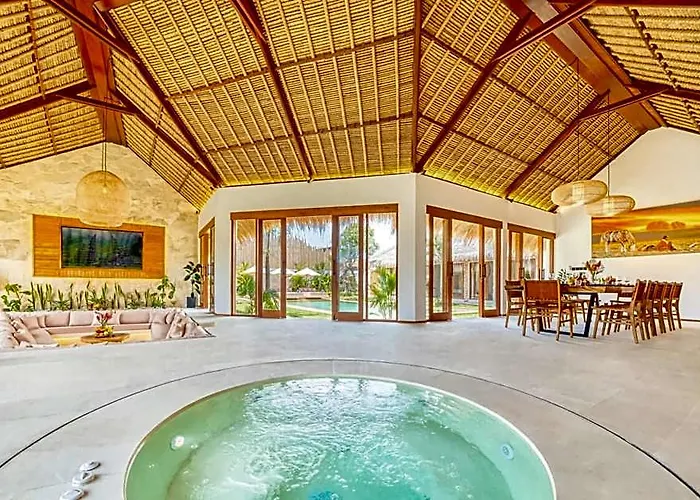 Huge 16 Bedrooms, 2 Combined, 2 Pools ホテル 3*