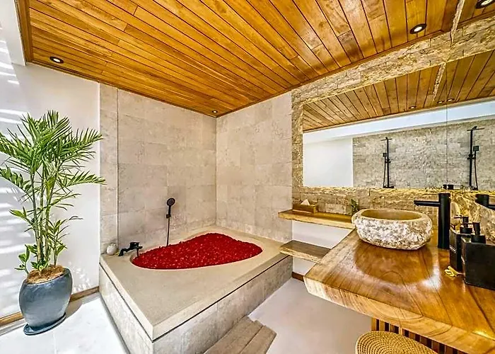 Huge 16 Bedrooms, 2 Combined, 2 Pools バリ島