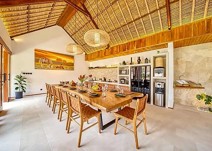 Huge 16 Bedrooms, 2 Combined, 2 Pools ホテル