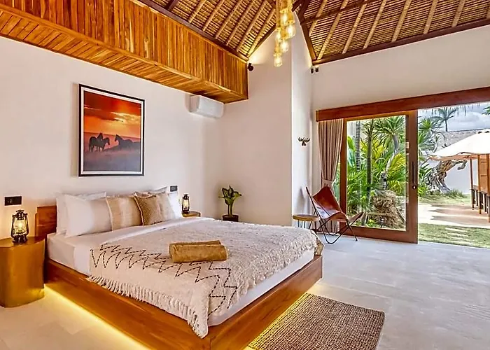 Huge 16 Bedrooms, 2 Combined, 2 Pools ホテル 3*