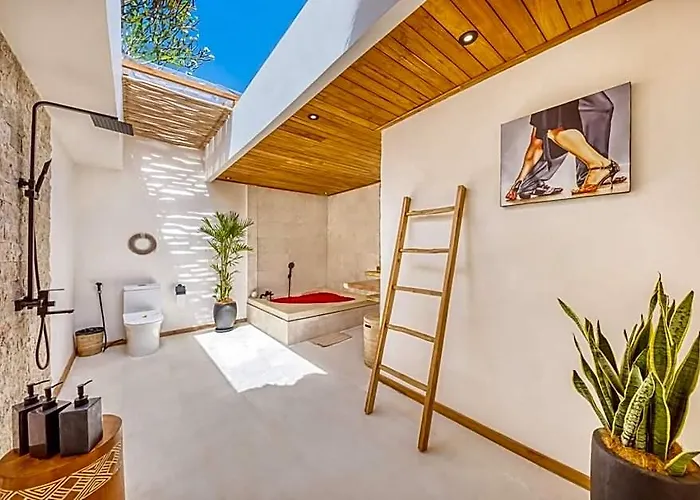 Huge 16 Bedrooms, 2 Combined, 2 Pools 3* バリ島
