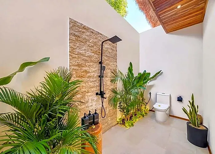 Huge 16 Bedrooms, 2 Combined, 2 Pools 3* バリ島