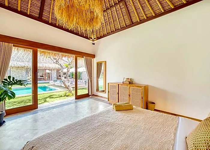 Huge 16 Bedrooms, 2 Combined, 2 Pools